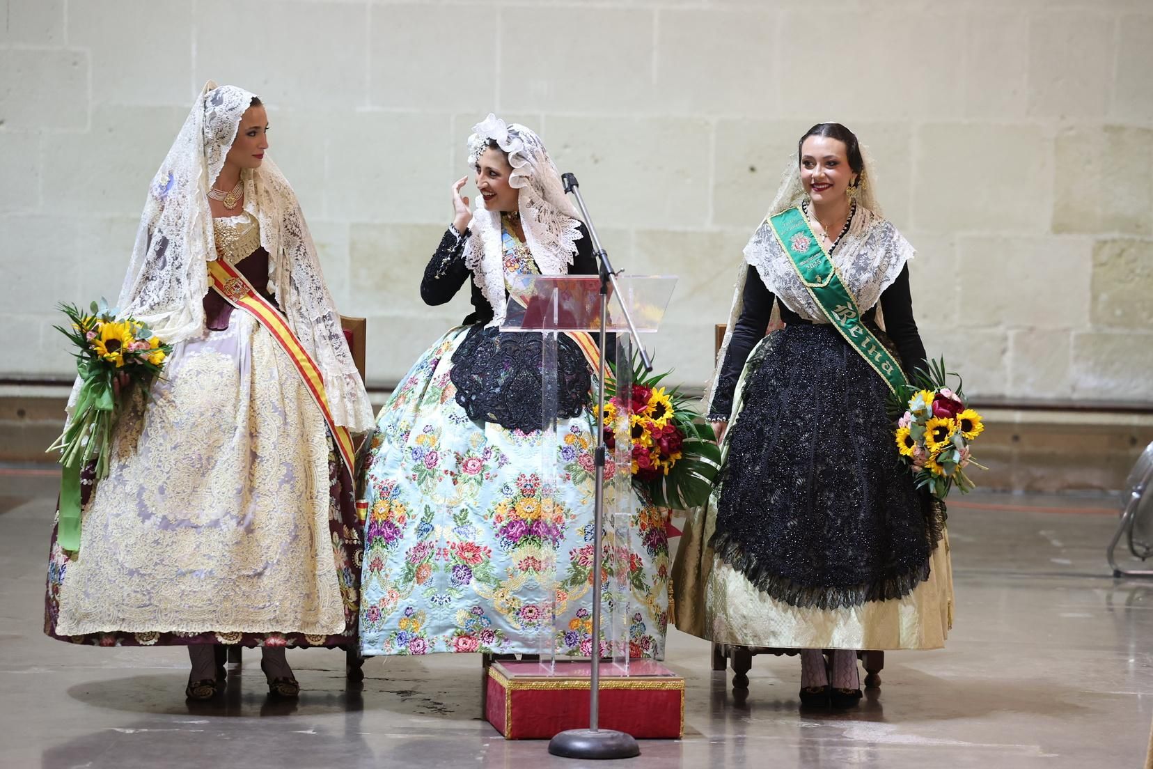 Berta y la corte completan la Ofrenda de Alicante