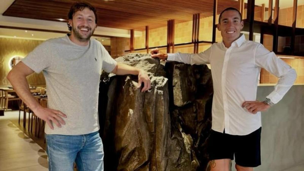 El fundador de Inimitez Academy, Marcos Albajez, con uno de los elementos decorativos de Motorland, esta mañana.