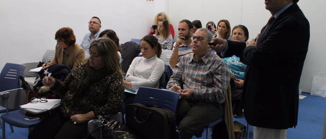 Javier Lucientes, de pie, en primer término, en su exposición.