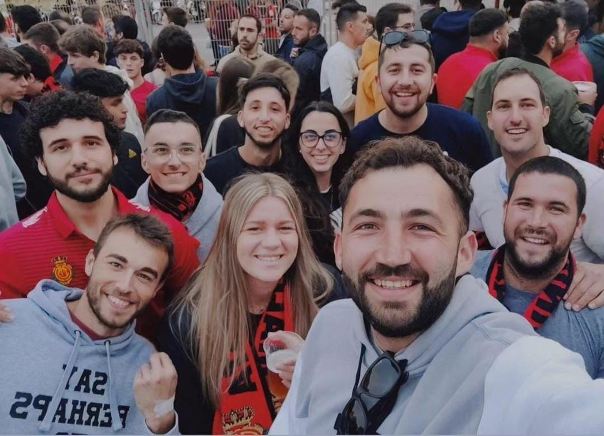 Selfie de Miquel Andreu con los amigos, salvo uno que no estaba ese día, con los que acudirá a Sevilla.