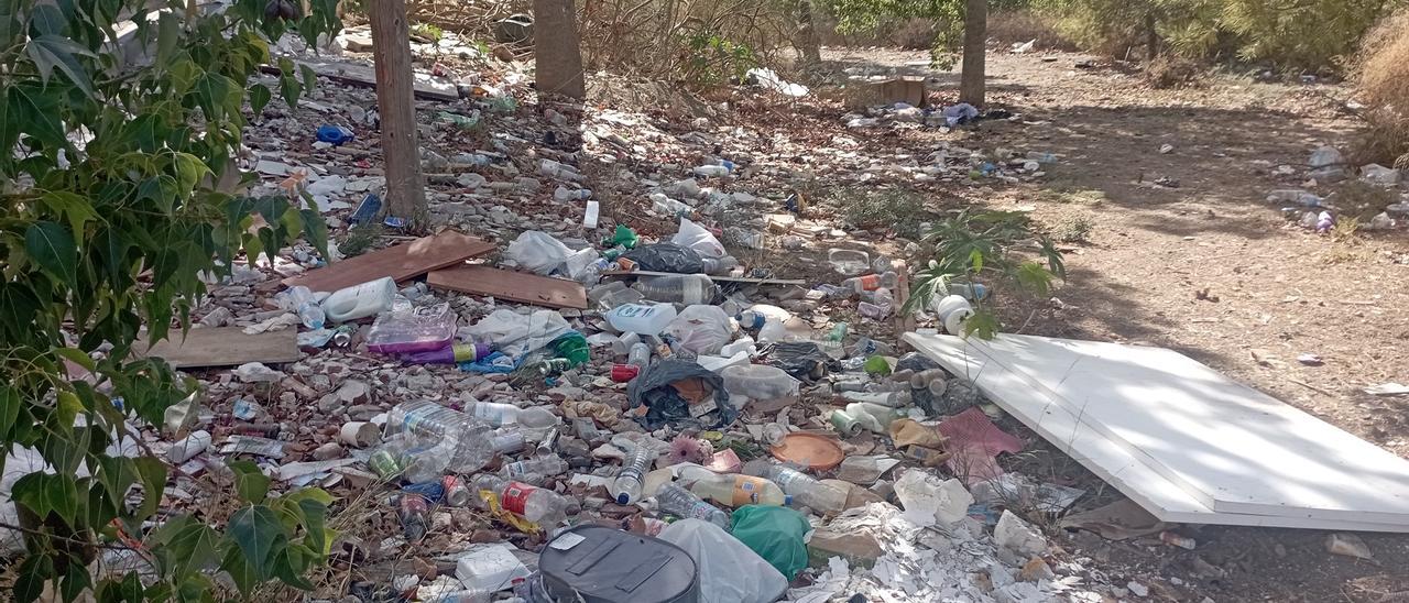 Un detalle de la explanada de basura y escombros, el lunes.