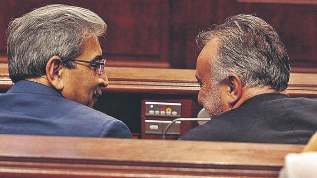 Román Rodríguez (izquierda) y Ángel Víctor Torres, en un pleno del Parlamento.