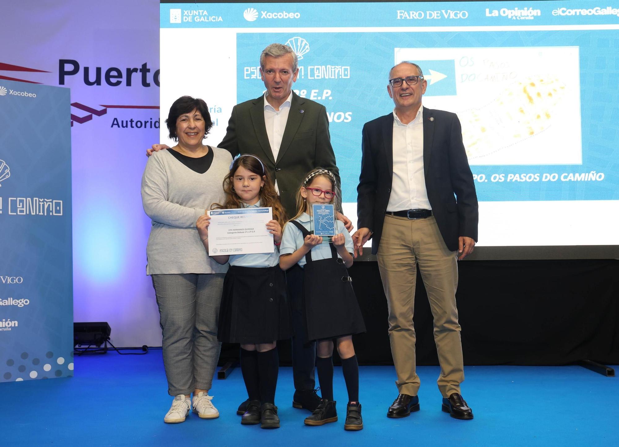 O presidente da Xunta, Alfonso Rueda; e o director Xeral de Prensa Ibérica Galicia, J.C Da Silva, fan entrega do galardón a Antía Ocampo.