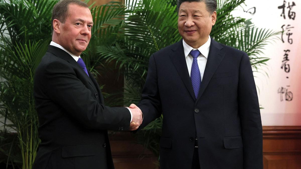 El expresidente ruso Dimitri Medvédev saluda al presidente chino, Xi Xinping, en Pekín.