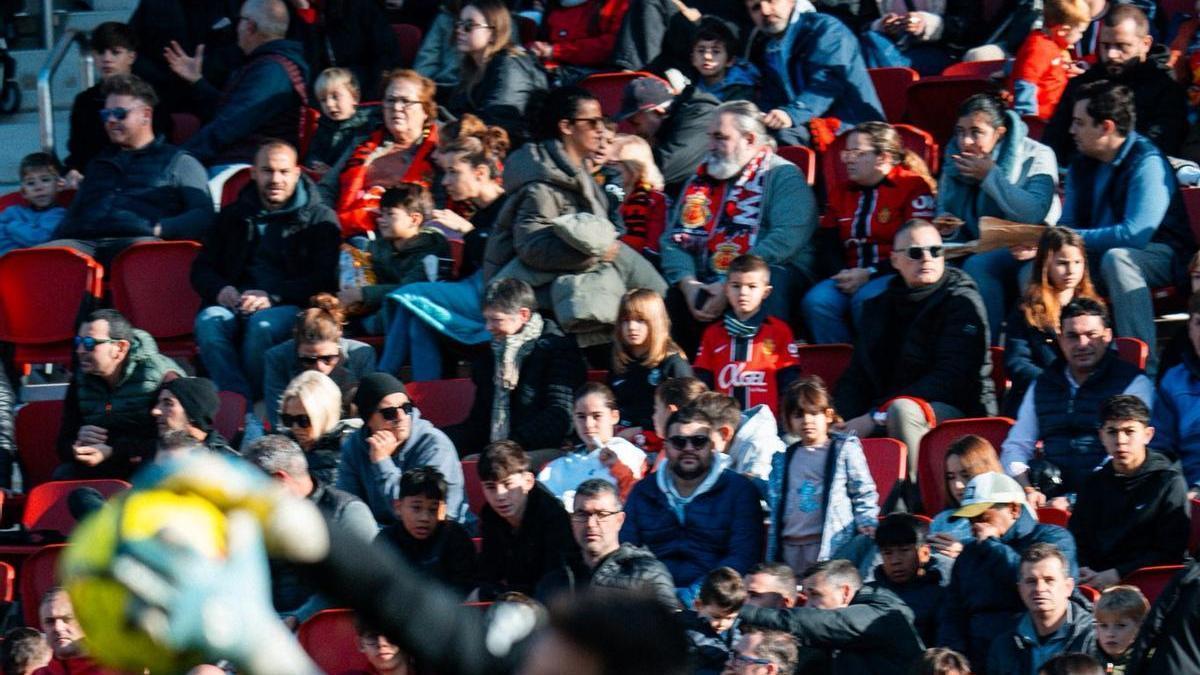 Aficionados del Mallorca en el entrenamiento de puertas abiertas.
