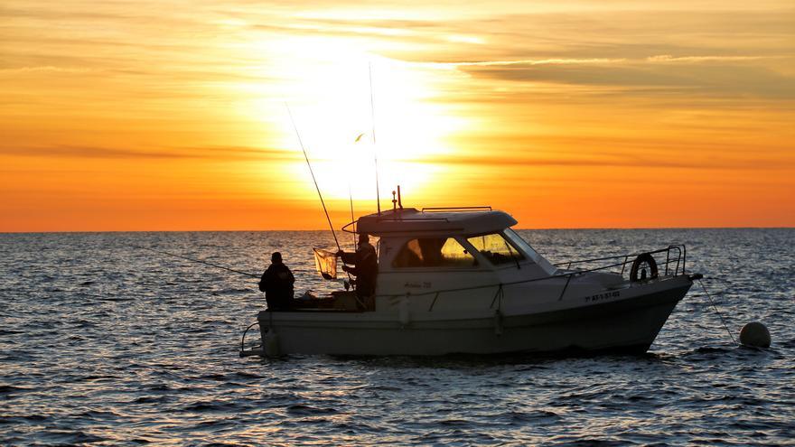 La pesca recreativa triplica sin control las capturas de la flota profesional