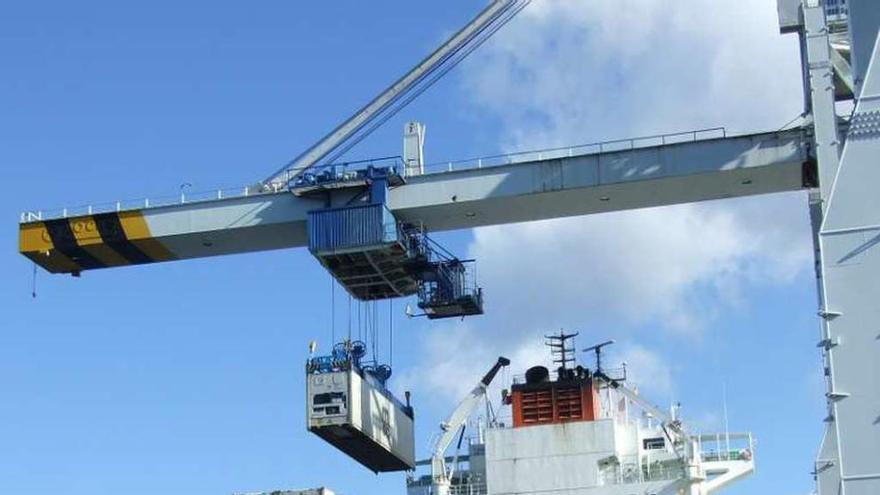 Carga de contenedores en el puerto de Marín. // S.A.