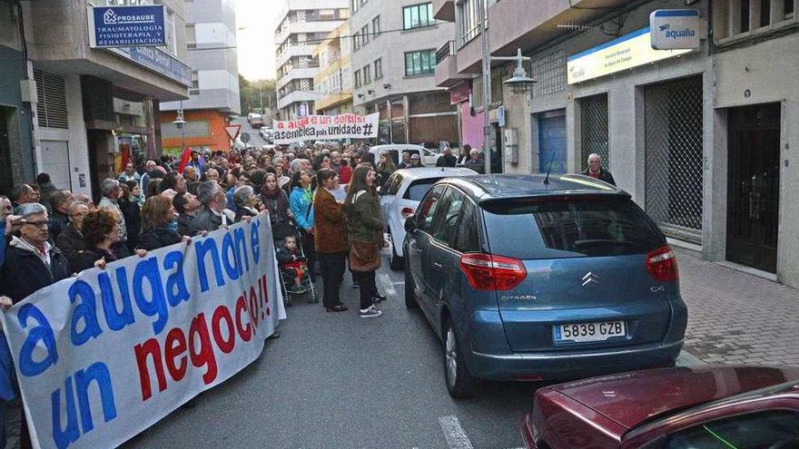 Manifestación contra las tarifas del agua delante de la oficina de Aqualia. // Santos Álvarez