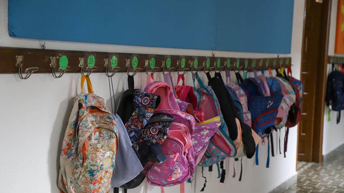 Mochilas de alumnos de Primaria en un colegio público.