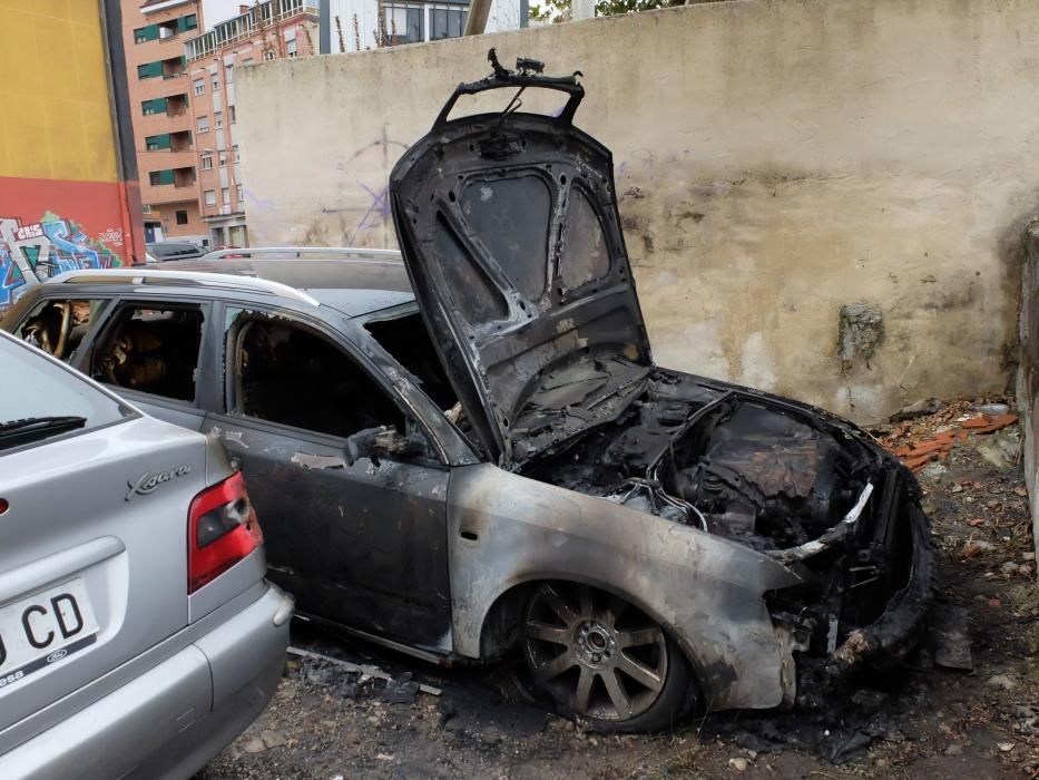 Coches incendiados por actos vandálicos en los aparcamientos de Oñón en Mieres