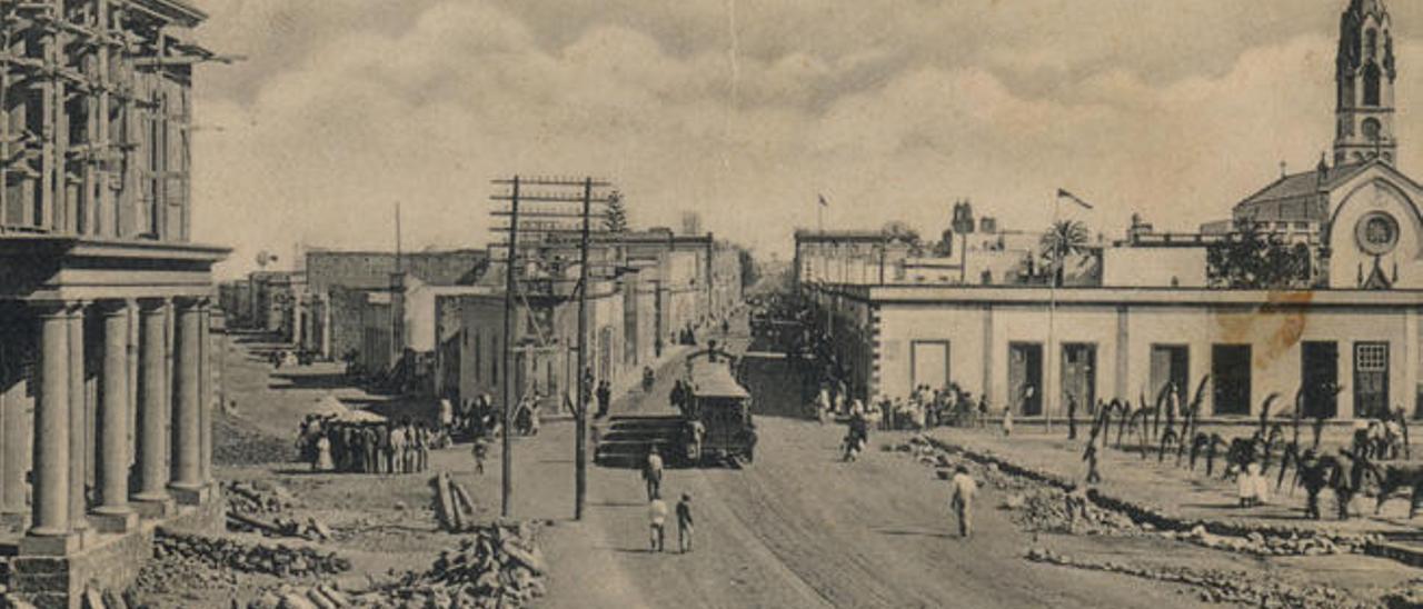 Imagen histórica de la actual calle León y Castillo, a la altura de la Comandancia de Marina y la plaza de la Feria.