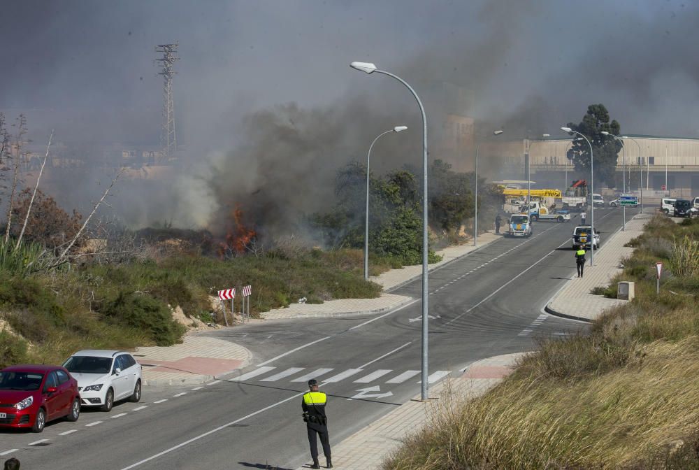 Más de 30 bomberos participan en la extinción del fuego