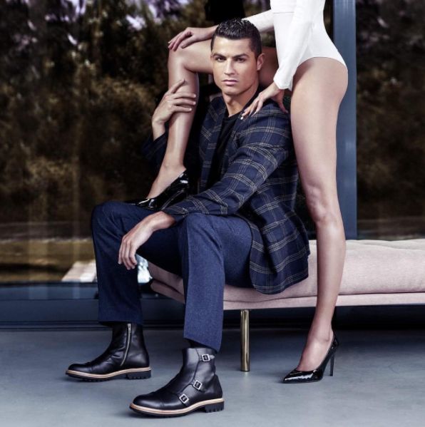 La polémica foto de Cristiano vender unos zapatos de 300 euros - Woman