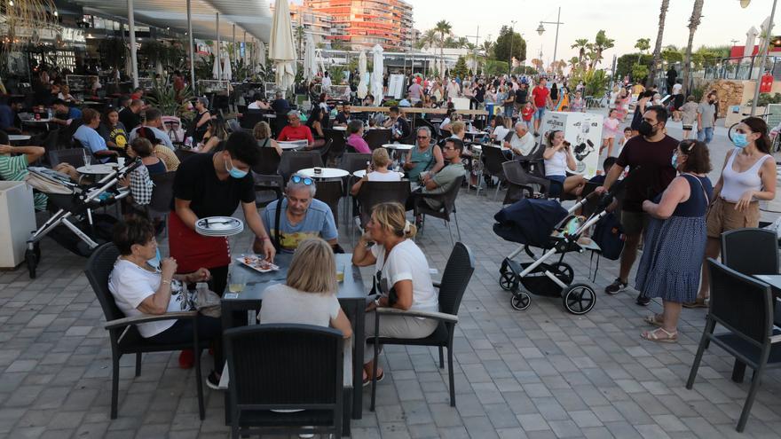Santa Pola amplía sus horarios de bares hasta septiembre y algunos negocios podrán cerrar a las 4 de la madrugada