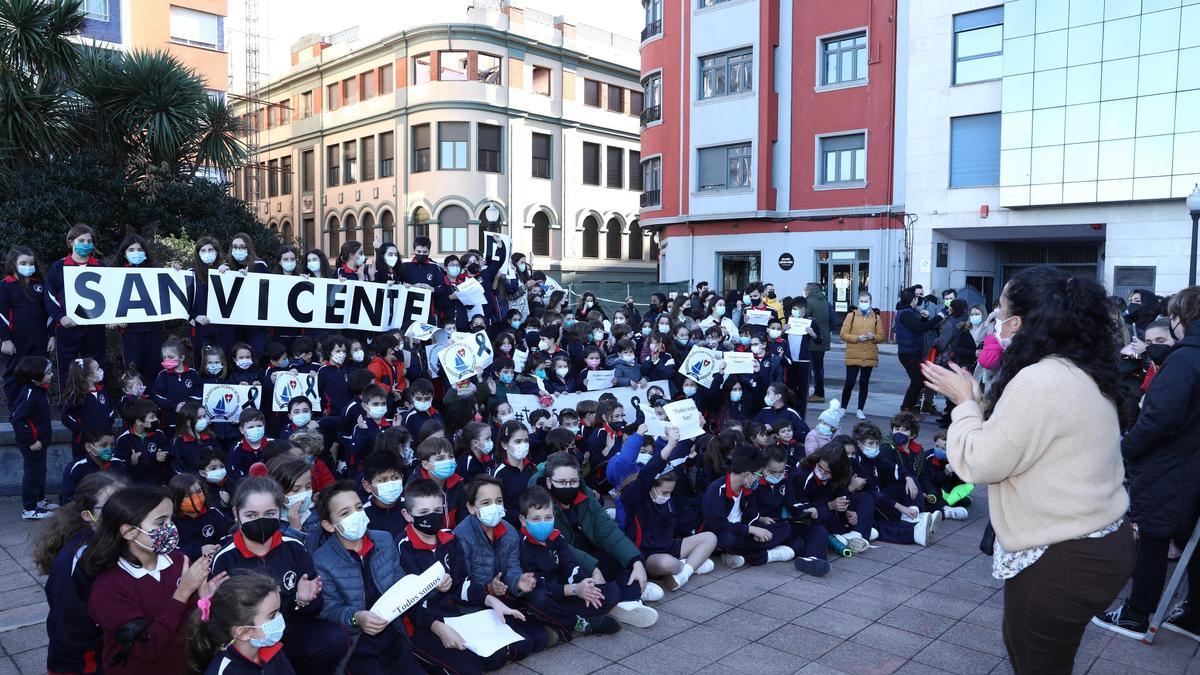 Alumnos del Colegio San Vicente de Paúl, esta tarde, con el colegio detrás.