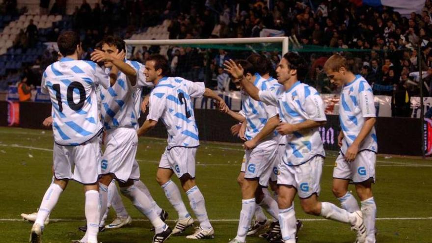 Os xogadores galegos festexan un gol perante Irán en Riazor, con Álex á dereita.