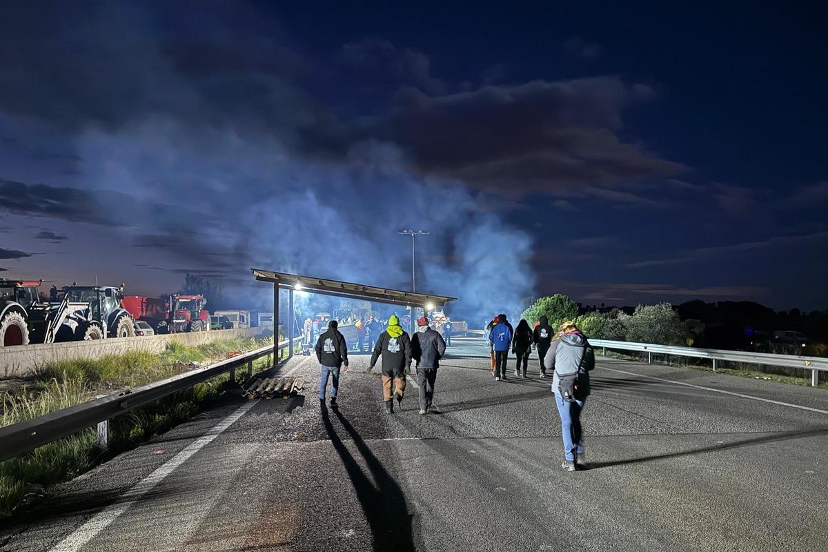 Les fotos del tall dels pagesos a l'AP-7 i l'N-II a l'Empordà