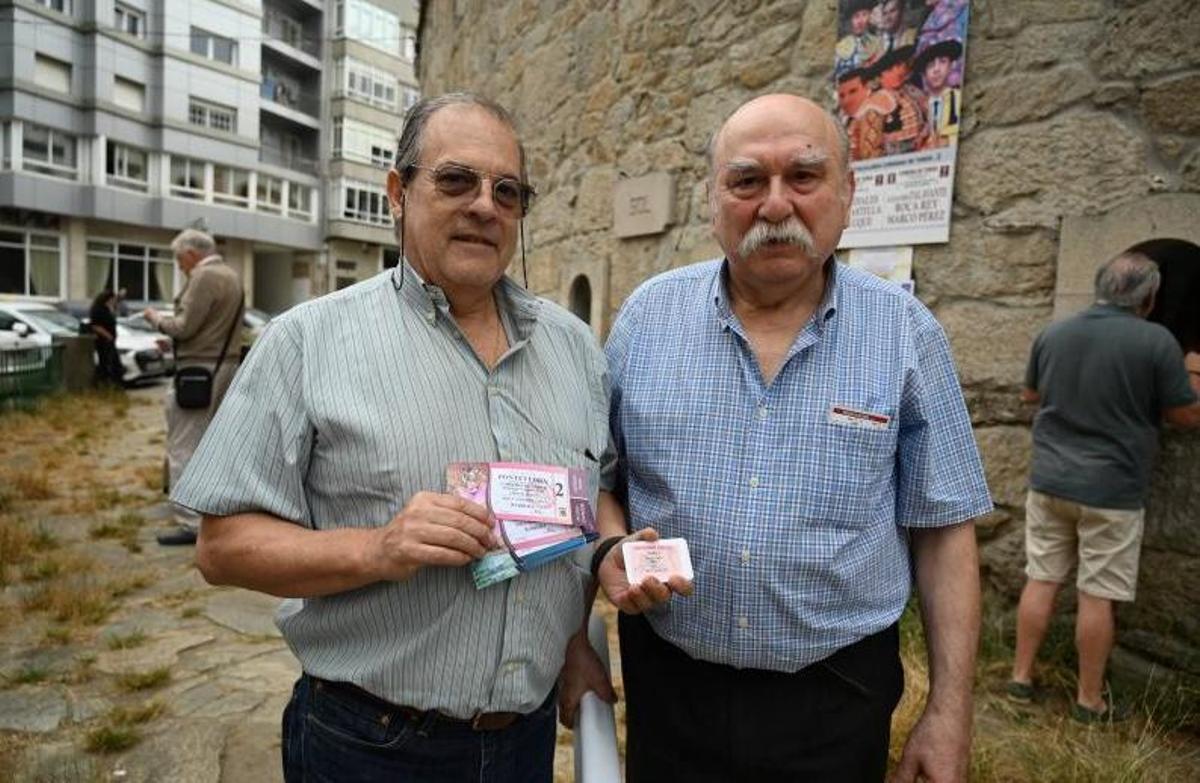 Dos aficionados con el abono ya en su poder