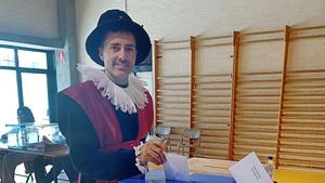 L’alcalde de Tortosa vota vestit d’època i demana «no retrocedir en el temps»
