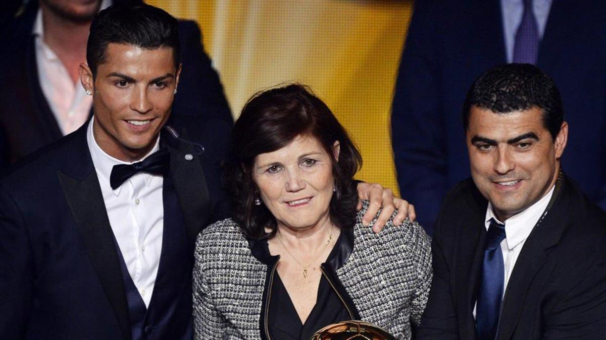 Cristiano Ronaldo junto a su madre y su hermano en una gala del Balón de Oro