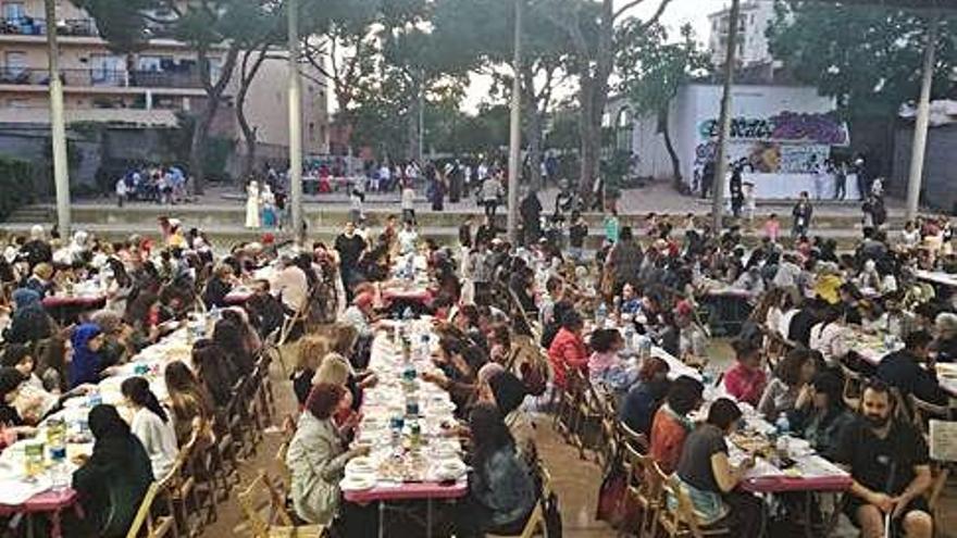 Més de 400 persones celebren l&#039;iftar a Palafrugell