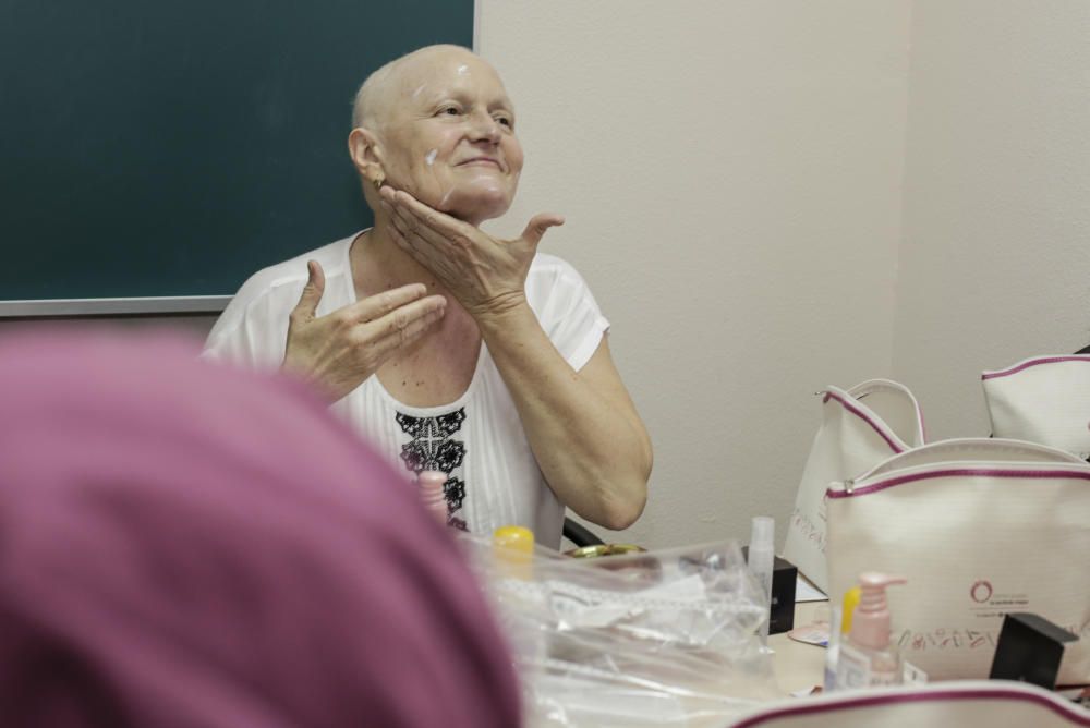 Un taller en el Hospital de Sant Joan enseña a pacientes oncológicas cómo maquillarse