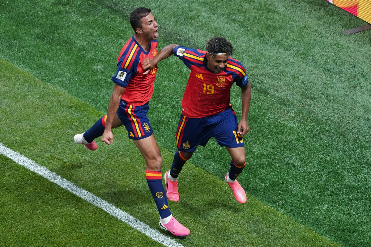 Lamine Yamal celebrando el gol con Rodri