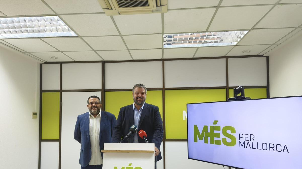 Lluís Apesteguia y Vicenç Vidal, presentando la iniciativa en la sede del partido.