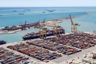El bloqueo del mar Rojo cronifica el colapso de las terminales de contenedores del puerto de Barcelona