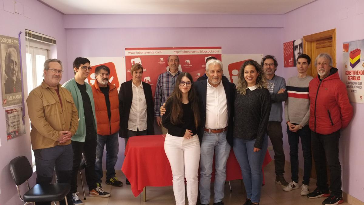 Foto de familia de IU tras la presentación de Manuel Burón como candidato a la Alcaldía de Benavente.