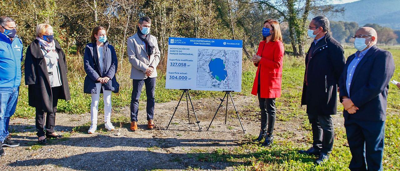 La conselleira de Medio Ambiente, Ángeles Vázquez, visitó ayer los terrenos en los que se construirá el polígono industrial de Pontecesures.