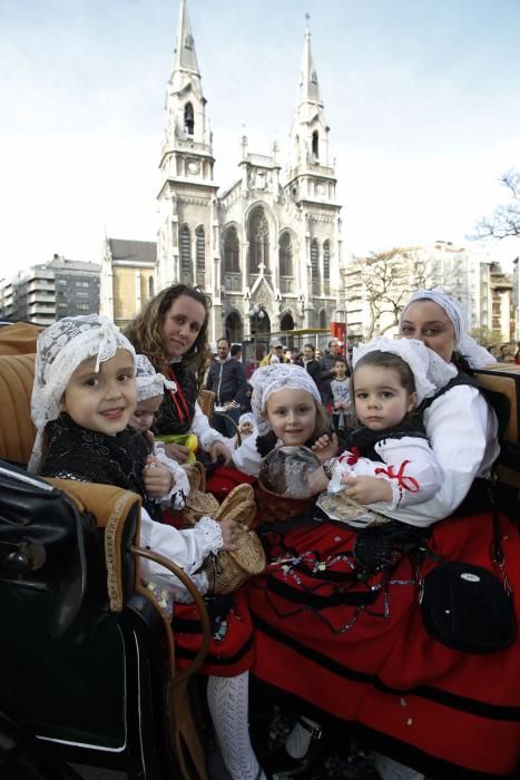 Desfile de carrozas el Lunes de Pascua en Avilés