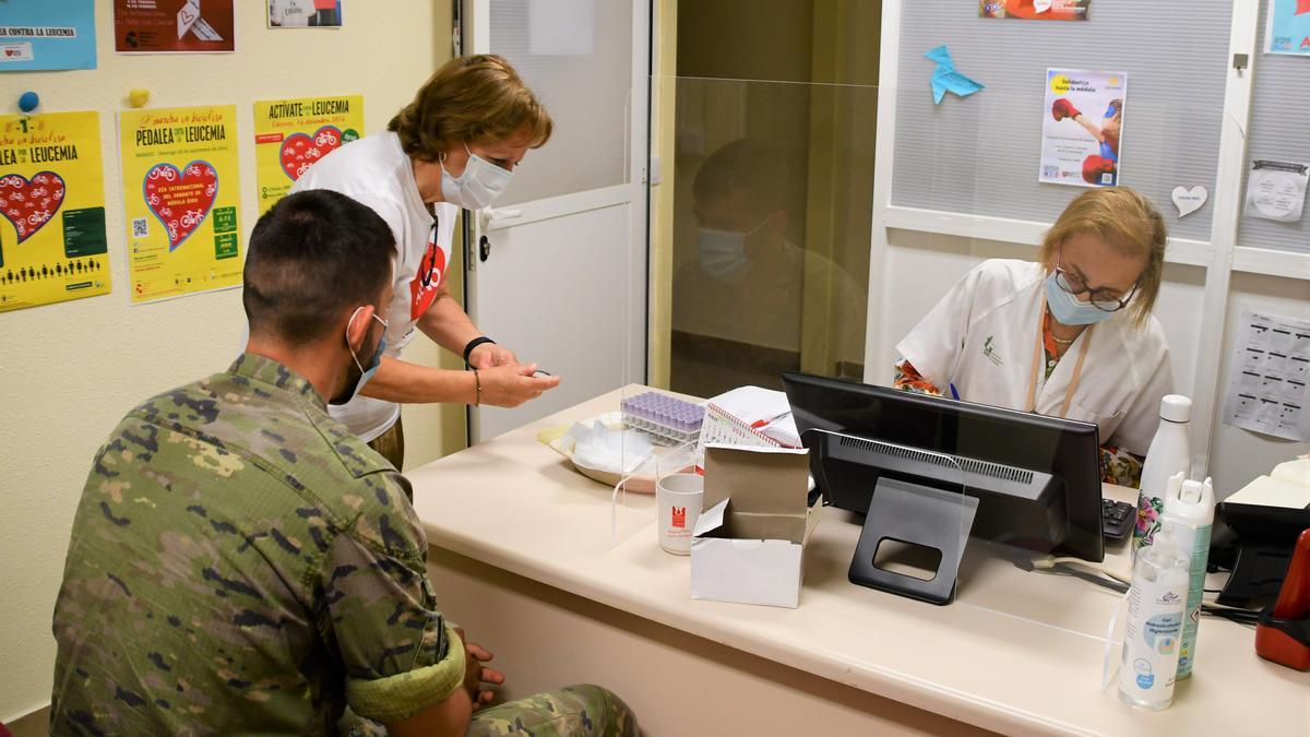 Un soldado se somete a una donación de sangre para convertirse en donante.