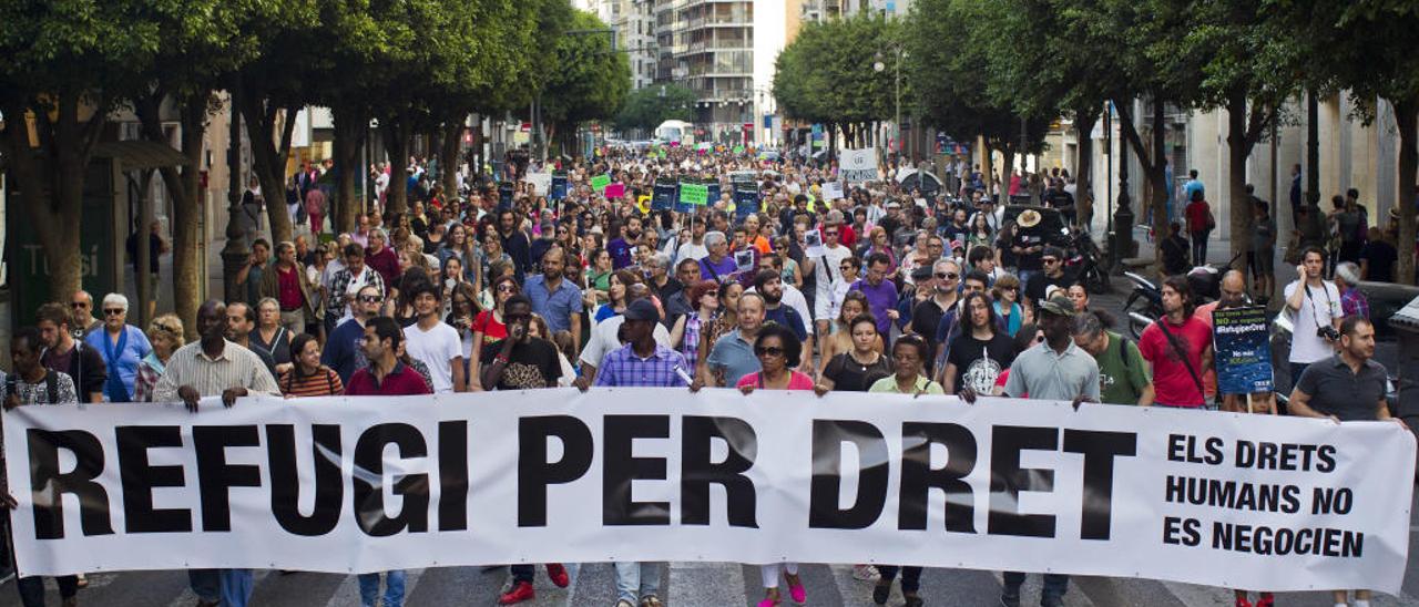 Manifestación Refugi per Dret en la víspera del Día mundial del refugiado.