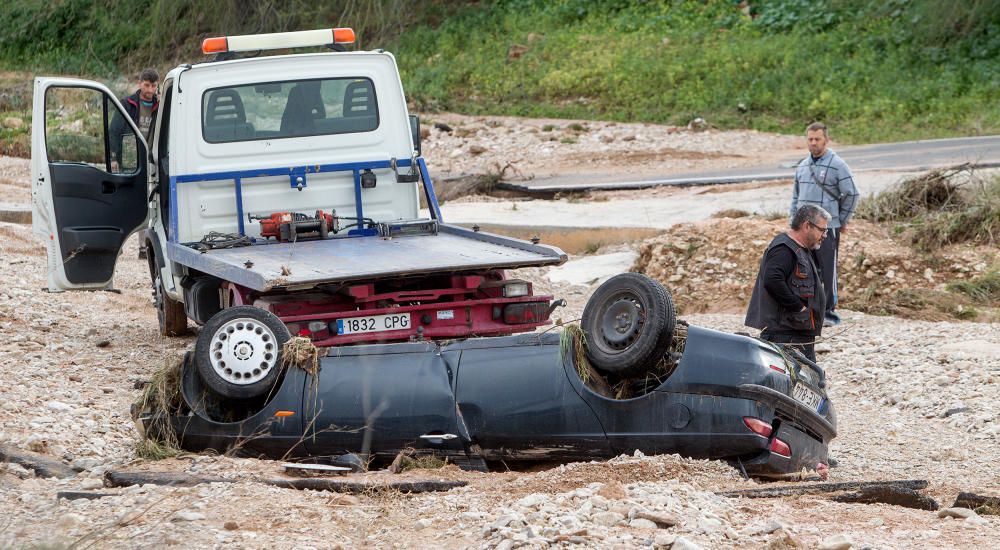 La grúa retira un coche volcado en El Moralet