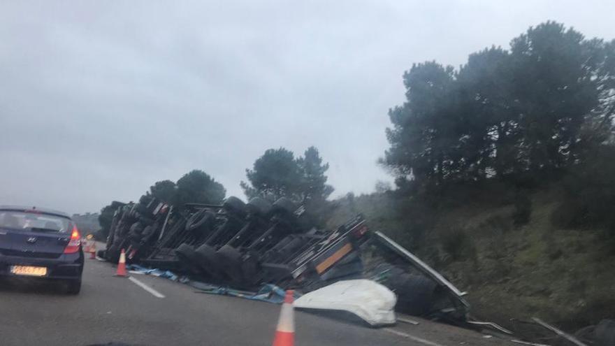 Cortan dos carriles de la A-5 entre Badajoz y Talavera por la retirada del camión siniestrado ayer