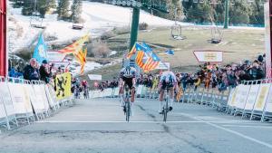 Juan Ayuso, izquierda, derrota a Primoz Roglic en la cima de La Molina.