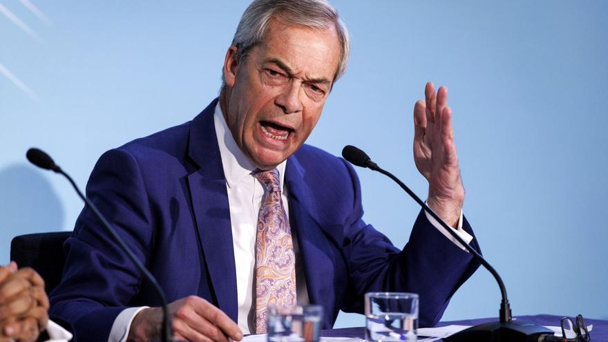 El populista británico Nigel Farage dimite como diputado en una maniobra política para reforzar su figura