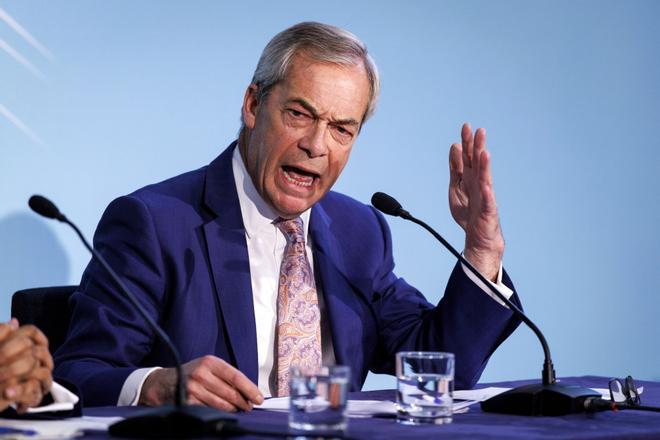 El líder populista británico Nigel Farage anuncia su dimisión como diputado