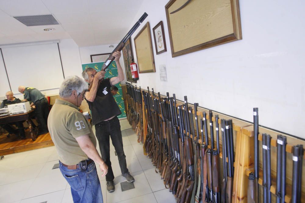 Possibles compradors admirant les armes de la subhasta