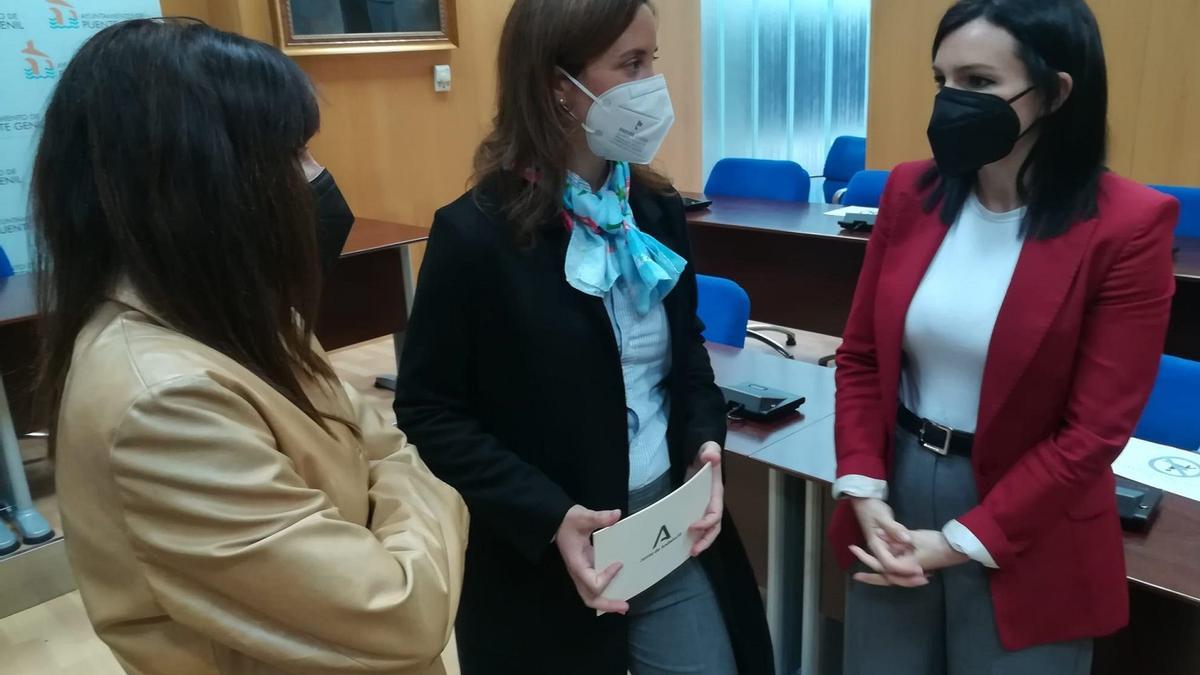 La delegada de Fomento, durante su visita al Ayuntamiento de Puente Genil.