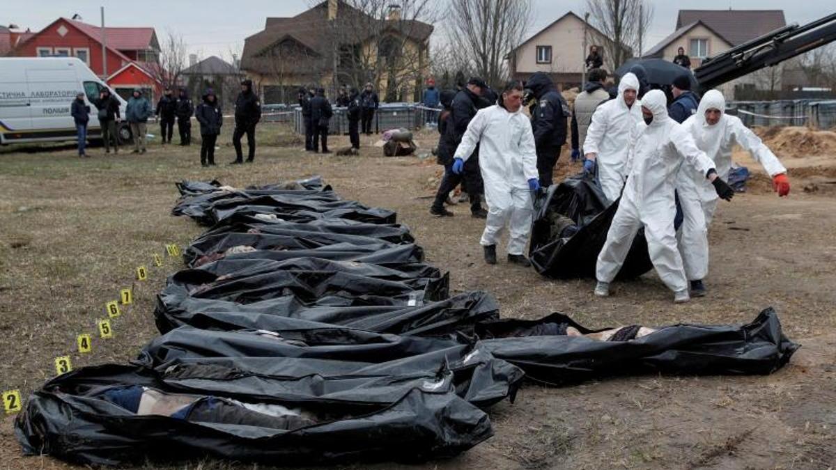 Recuperación de cuerpos en una fosa común en la localidad ucraniana de Bucha.