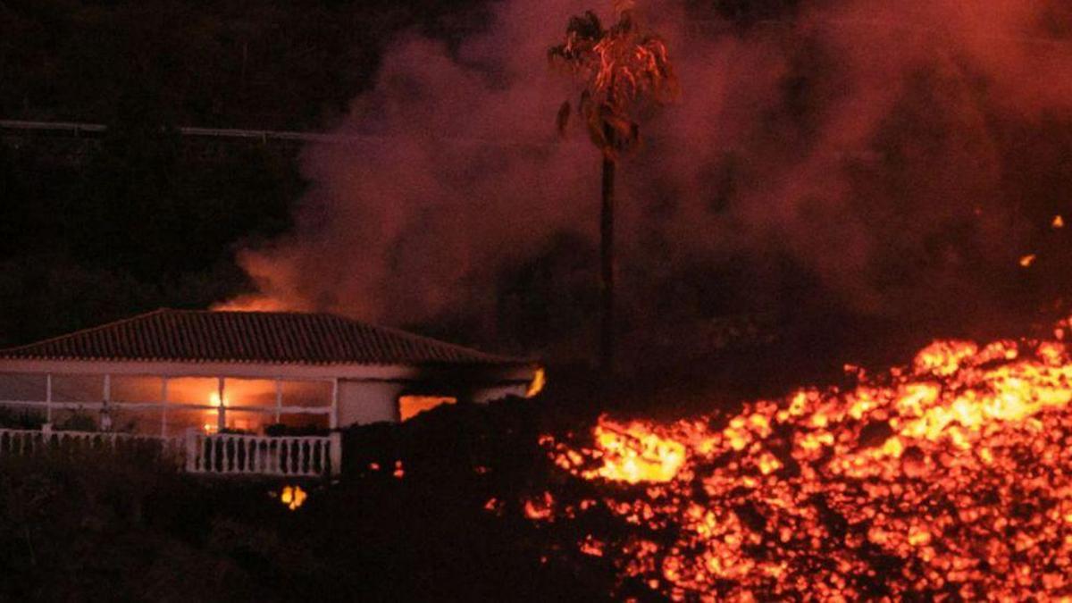 Una gigantesca colada arrasa una vivienda en el Valle de Aridane.