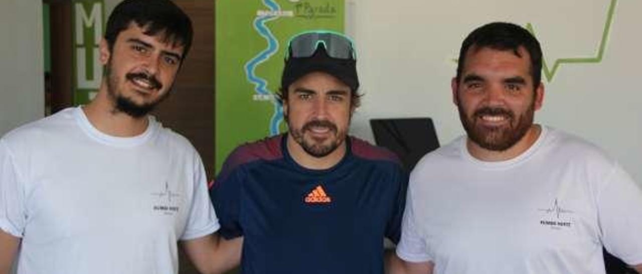 Alonso, entre Mario Gómez y Martín Romero, en Arriondas.