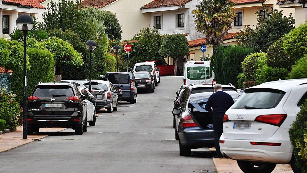 Todos los vehículos de la calle aparcados encima de la acera, ayer en Os Regos.