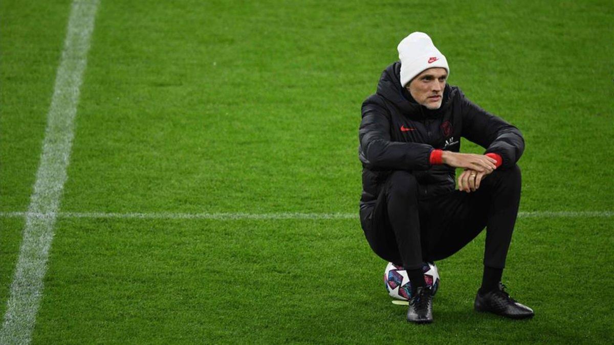 Thomas Tuchel, entrenador del PSG, medita antes de disputar un partido