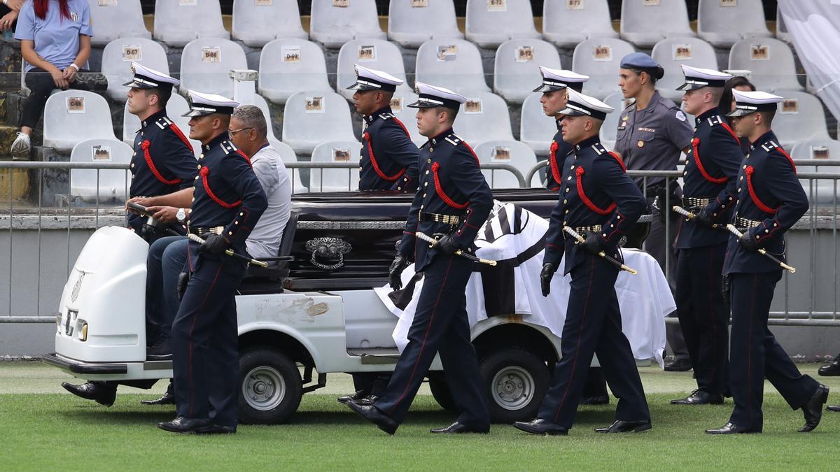 Miles de personas acompañan a Pelé en su cortejo fúnebre.