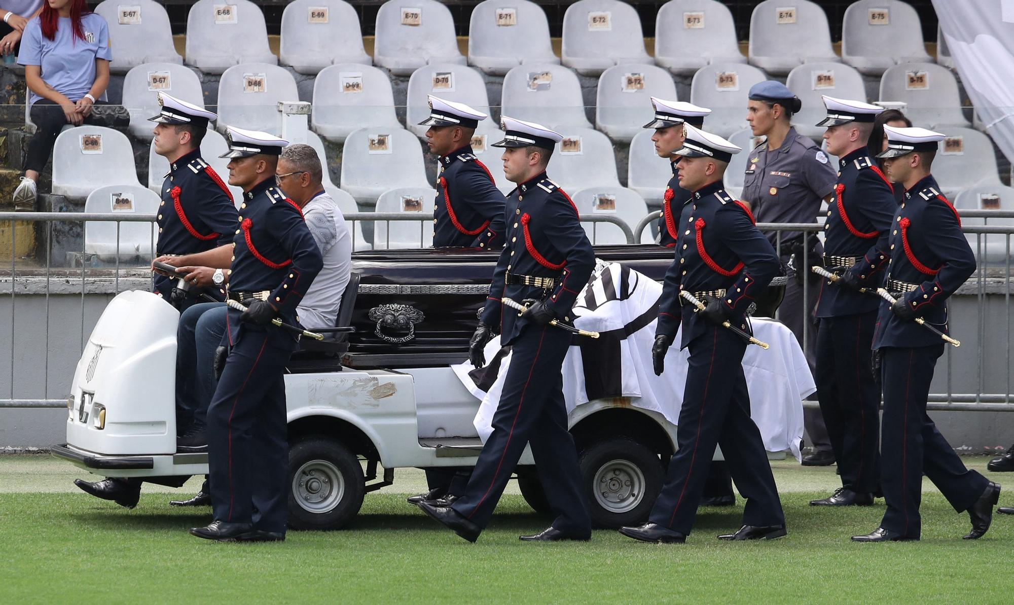 Miles de personas acompañan a Pelé en su cortejo fúnebre