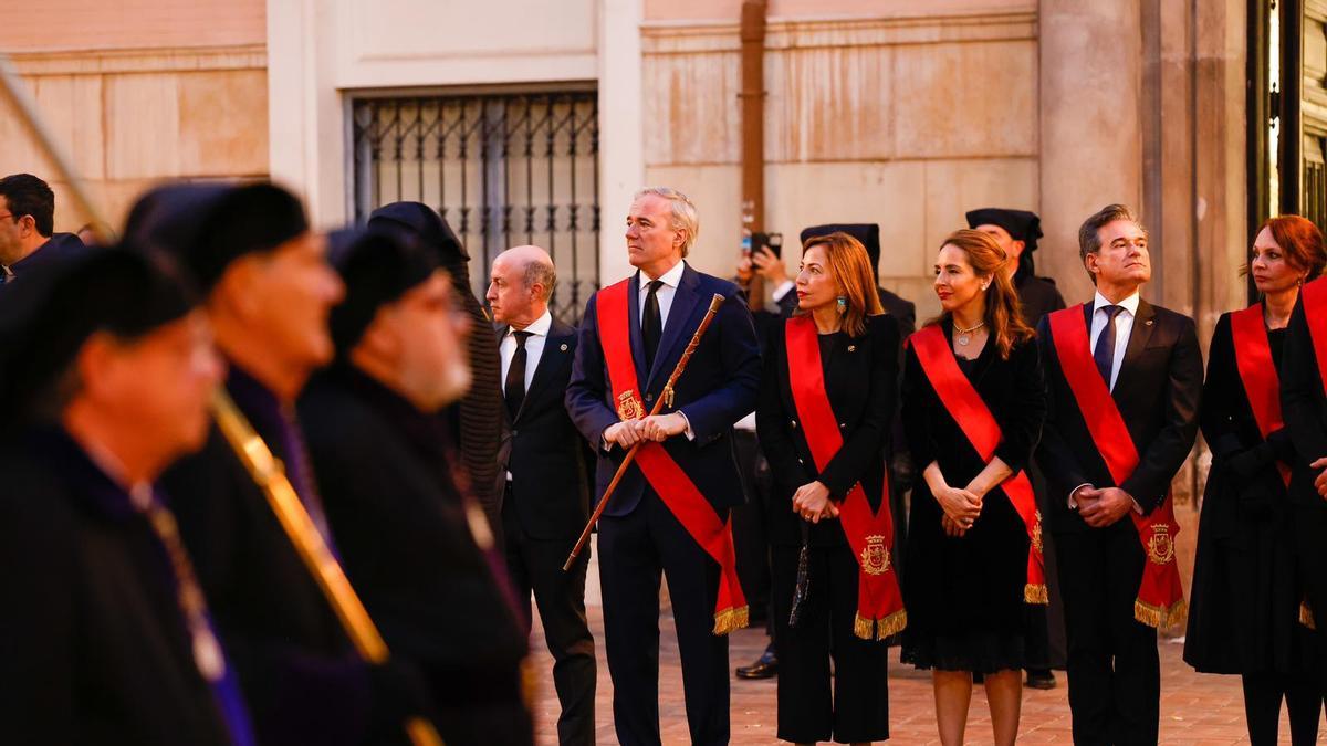 FOTOGALERÍA | Zaragoza se llena de capirotes y bombos en la procesión del Santo Entierro