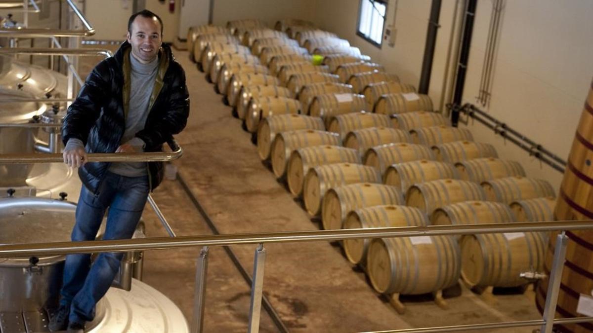 Andrés Iniesta posa en sus bodegas de Fuentealbilla.